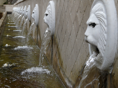 Têtes de lion vénitien fontaine dans la ville de Spili