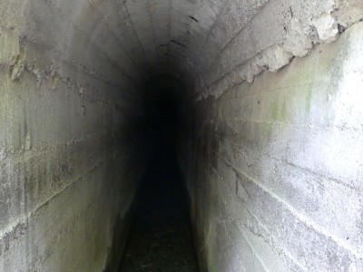Tunnel au parc Seven Springs (ou Epta Piges)