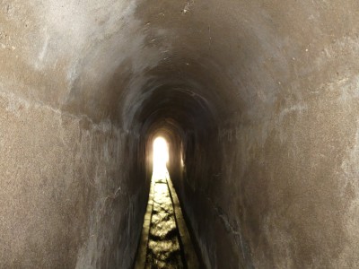 Tunnel au parc Seven Springs (ou Epta Piges)
