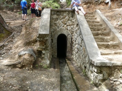 Tunnel au parc Seven Springs (ou Epta Piges)