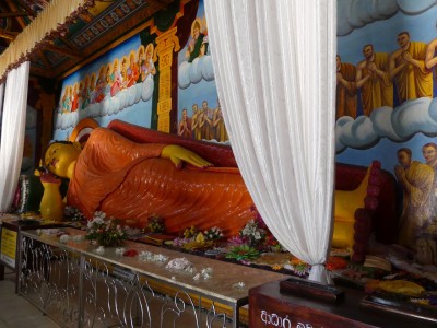 Statue de Bouddha couché à l'intérieur de l'un des mondes plus grands bâtiments de brique, Anuradhapura