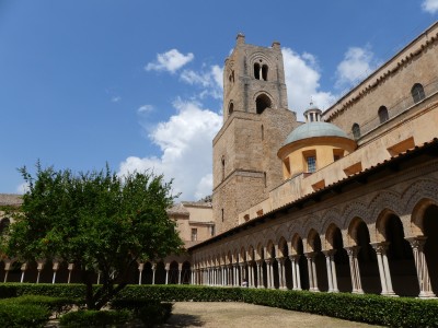 Le cloître et la tour sud