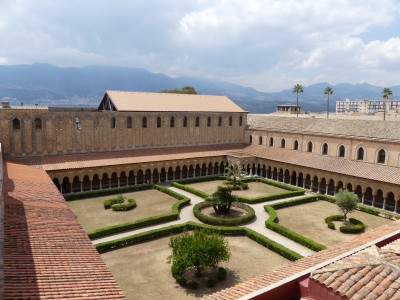 Le cloître vu de la cathédrale