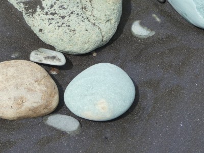 Plage de pierres bleues