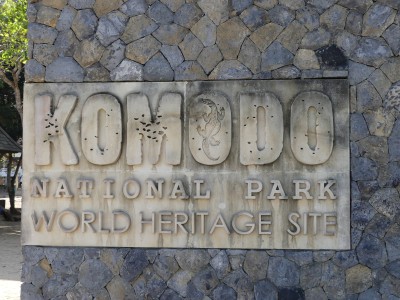 Le panneau principal du parc national de Komodo