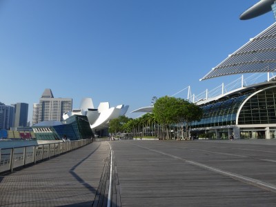 Vue de bord de mer de Singapour avec Marina Bay Sands à l'arrière-plan