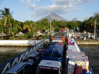 Ferry port Moyogalpa sur l'île de Ometepe avec le volcan Concepcion