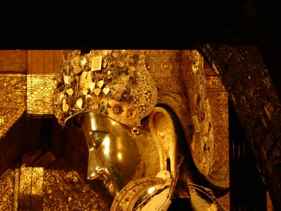 Bouddha recouvert de feuilles d'or.Temple du Bouddha Mahamuni