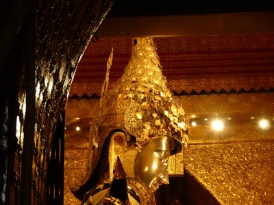 Bouddha recouvert de feuilles d'or.Temple du Bouddha Mahamuni