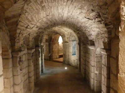 La crypte de l'abbaye Saint-Philibert