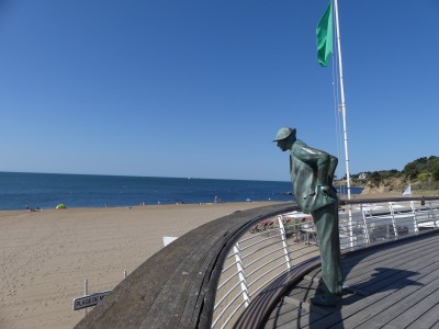 La plage de Monsieur Hulot et sa statue Saint-Marc-sur-Mer
